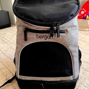 Bergan back pack dog/cat carrier /airplane